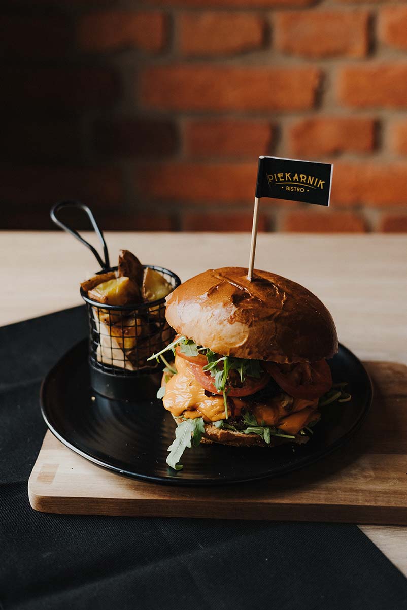 Burger Piekarnik z maślaną bułką, rukolą i opiekanymi ziemniakami